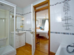 7 Roundham Heights